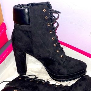 WOMENS SIZE 12 BOOTIES